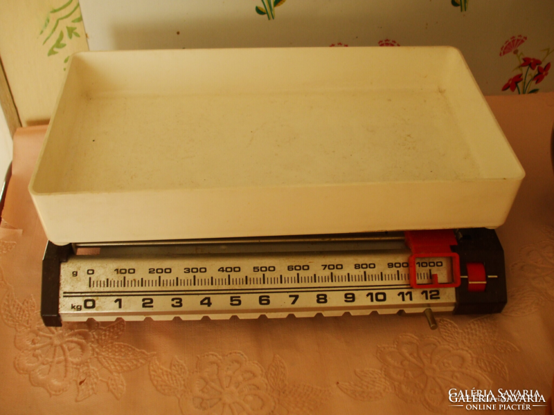 Old kitchen scale from Australia, suitable for its age