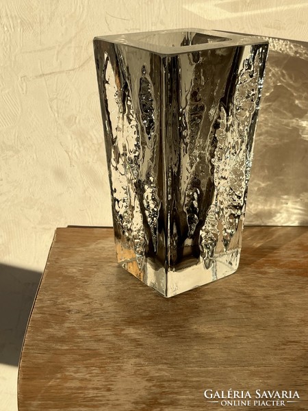 Szögletes szürkével színezett préselt designer üveg váza 15,5 cm JG szign. (U0007)