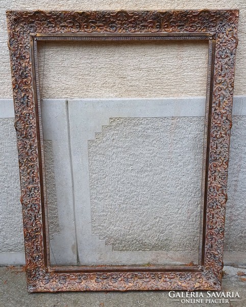 Beautiful brussels blonde frame with pattern all the way, huge 100 x 70 cm frame and wide.