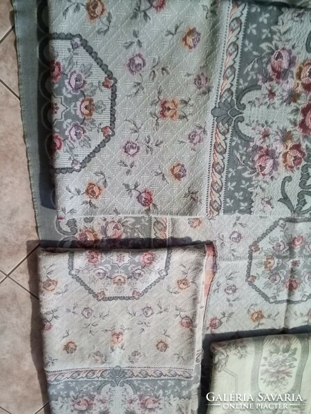 Old, retro, machine-woven, tapestry-like, floral tablecloth 1. All discounted