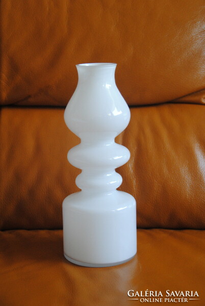 Skandináv Carnaby? retro kétrétegű fehér tejüveg váza