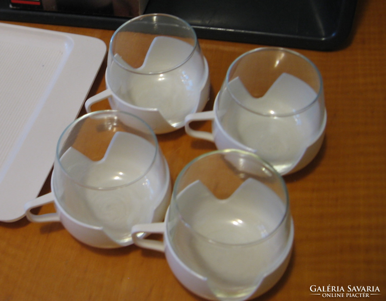 Retro Space Age teás,forraltboros , kávés jénai poharak fehér holland műanyag tartóban.