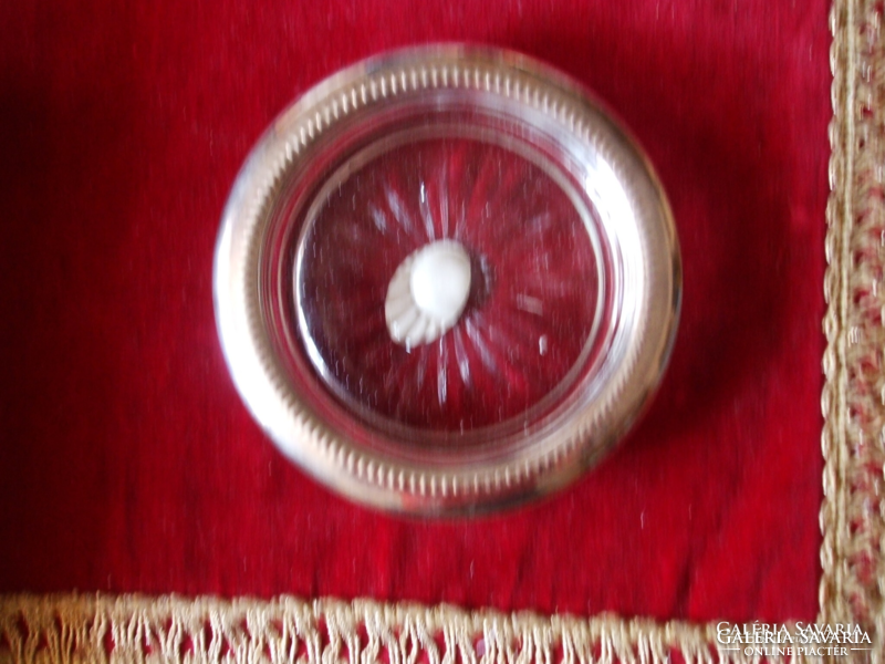 The original box of an old, silver-plated crystal ashtray is in the condition shown in the picture and corresponds to its age