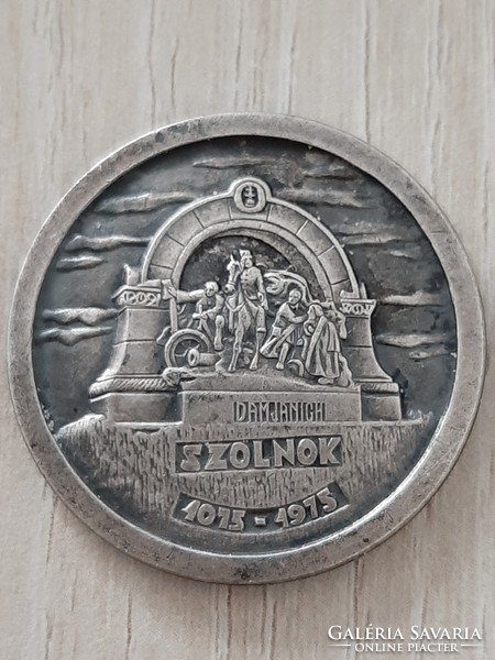 Szolnok 900 éves jubileumára készült érme a Damjanich emlékművet ábrázolja