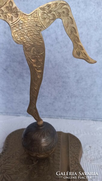 Indiai réz art deco tolltartó, táncoló nőalakkal, sűrű vésett díszítéssel,XX.sz.második fele,