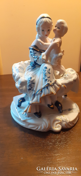 Anya gyermekkel porcelán figura