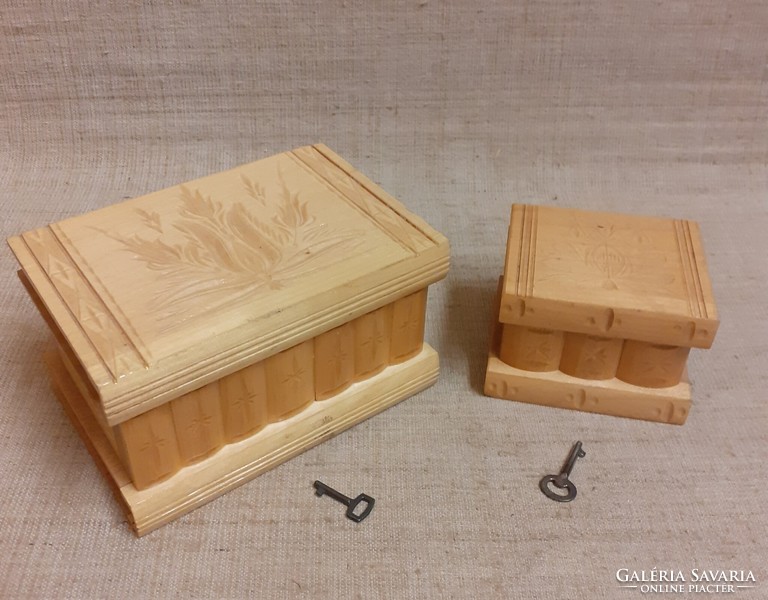 2 pcs. Maple box with secret opening in good condition with a nice engraved pattern