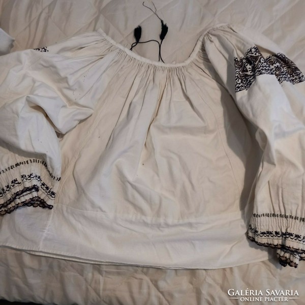 Több mint 100 éves Erdélyi ruha