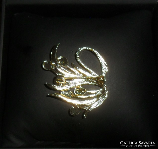 Beautiful, gold-colored swan brooch decorated with stones and zirconia. More beautiful than in the pictures!