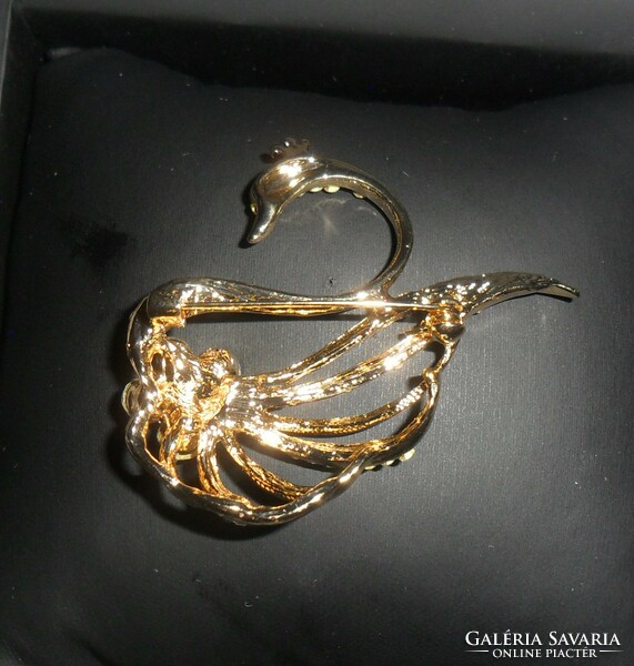 Beautiful, gold-colored, graceful swan brooch decorated with zirconia. More beautiful than in the pictures!