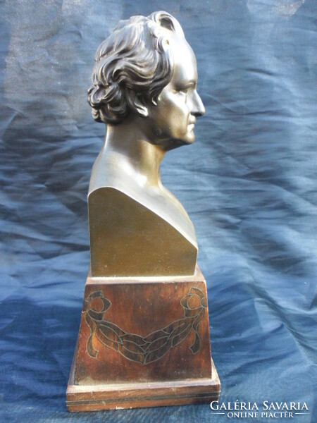 A work of the Düsseldorf bronze foundry, bronze bust of Goethe, on an inlaid wooden plinth, flawless.