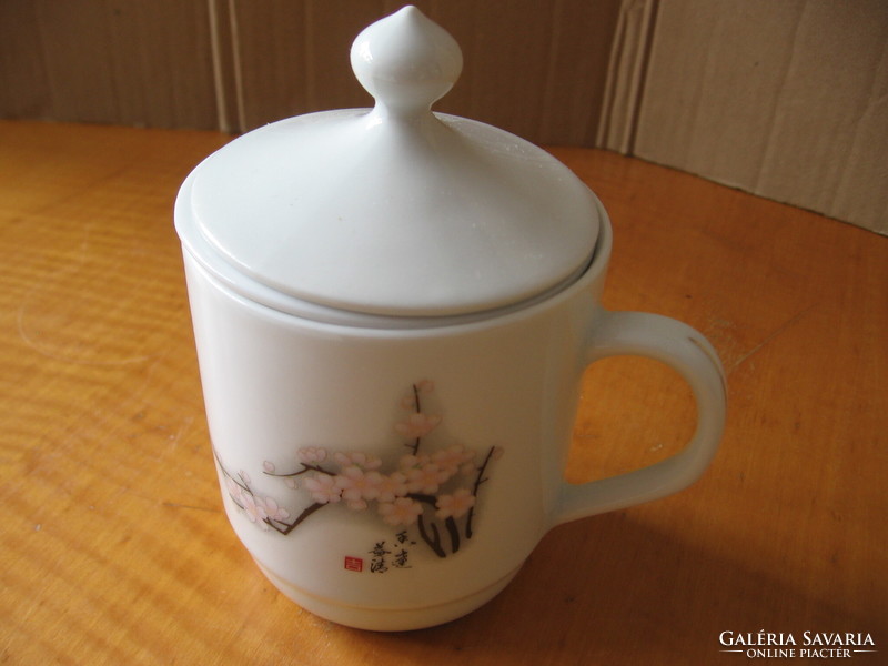 Chinese tea mug with peach blossom lid and filter