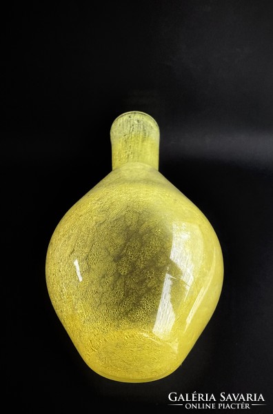 Karcagi vitrin fátyolüveg váza sárga