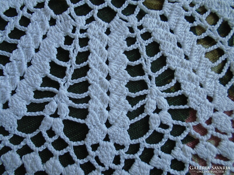 35 cm diam. Crocheted cotton tablecloth, centerpiece.