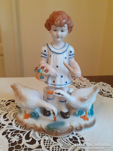 Kislány libákkal porcelán figura