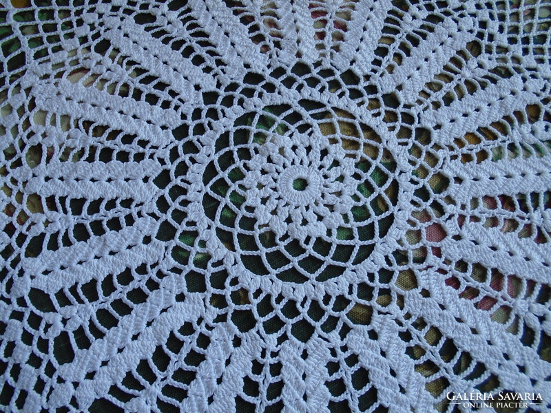 35 cm diam. Crocheted cotton tablecloth, centerpiece.