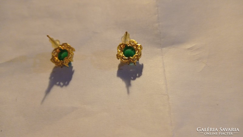 Gold-plated stone, plug-in earrings with a green stone