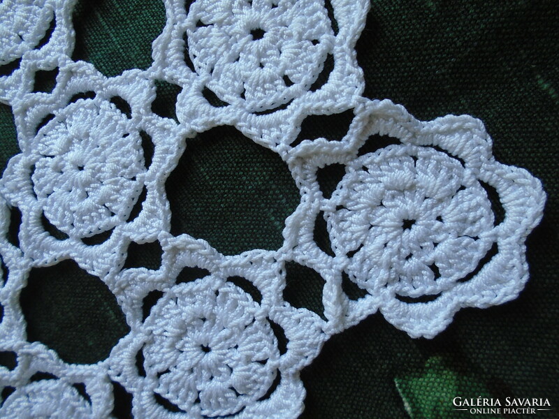 25 X 25 cm crochet tablecloth, placemat, table centerpiece.
