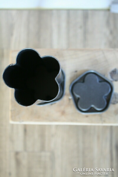 Metal flower-shaped biscuit and cake storage - in good condition