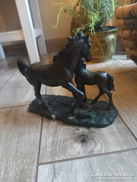 Nice old resin equestrian statue (23x16.5x9 cm)