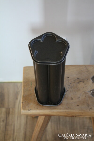 Metal flower-shaped biscuit and cake storage - in good condition