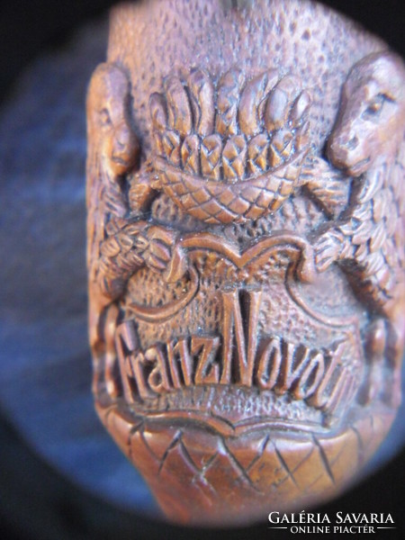 Franz Novotny rózsafa pipa, oroszlán jelenetes faragás. Eredeti, ritka, gyűjtői darab.