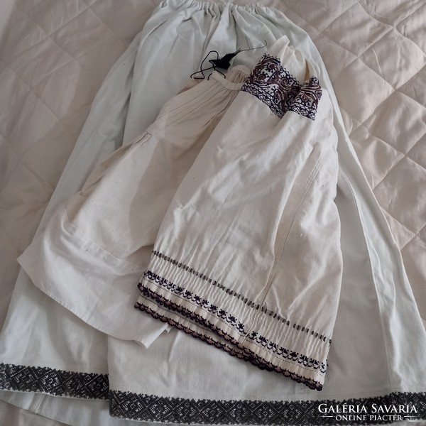 Több mint 100 éves Erdélyi ruha