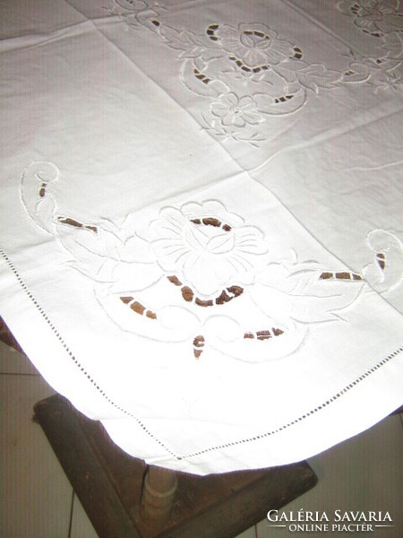 Beautiful snow-white rosette embroidered rose tablecloth