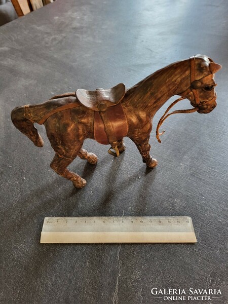 Bőrből készült ló szobor