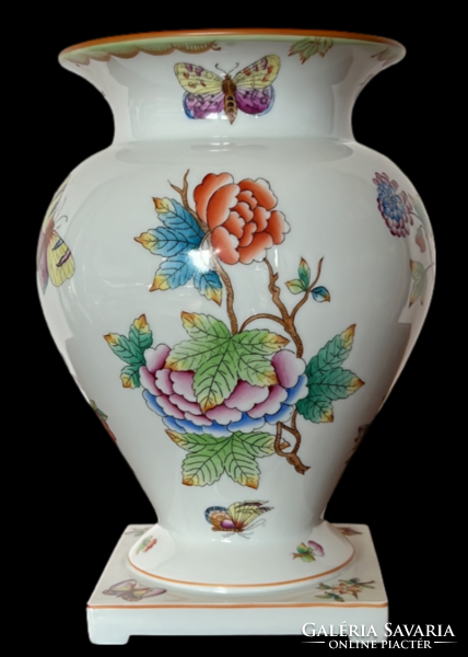 Herend pedestal vase with pre-war Victorian pattern (1943)