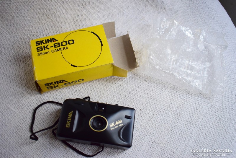 Camera skina sk 600 35mm free focus, manual, wind-up, with original box 12 x 7 x 4 cm