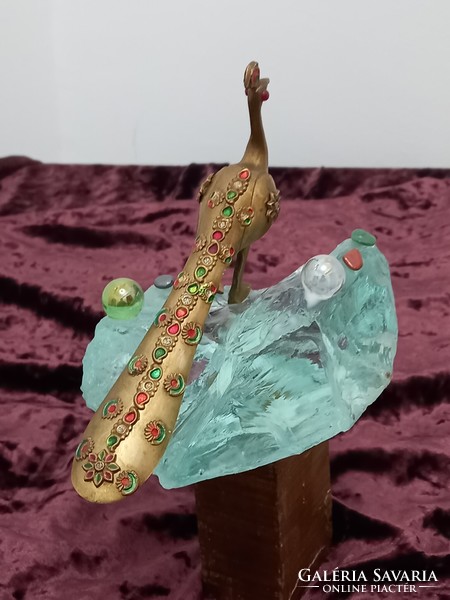 Felszállott a páva. Tahiti türkiz, réz, kristálygolyó és féldrágakő kompozíció. 17x15cm. Szignóval