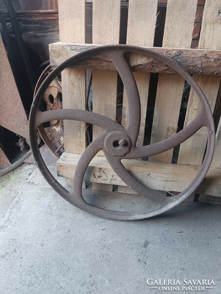 Original cast iron steam machine threshing machine stable motor mill flat belt V-belt pulley industrial industrial loft