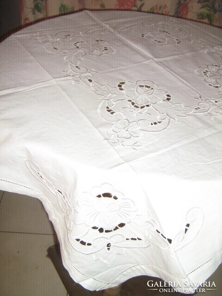 Beautiful snow-white rosette embroidered rose tablecloth
