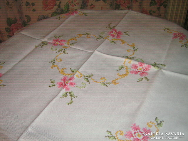 Gyönyörű kézzel hímzett keresztszemes pasztell rózsás fehér csipkés kézimunka terítő