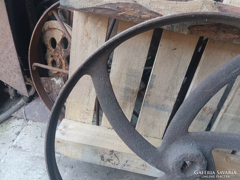Original cast iron steam machine threshing machine stable motor mill flat belt V-belt pulley industrial industrial loft