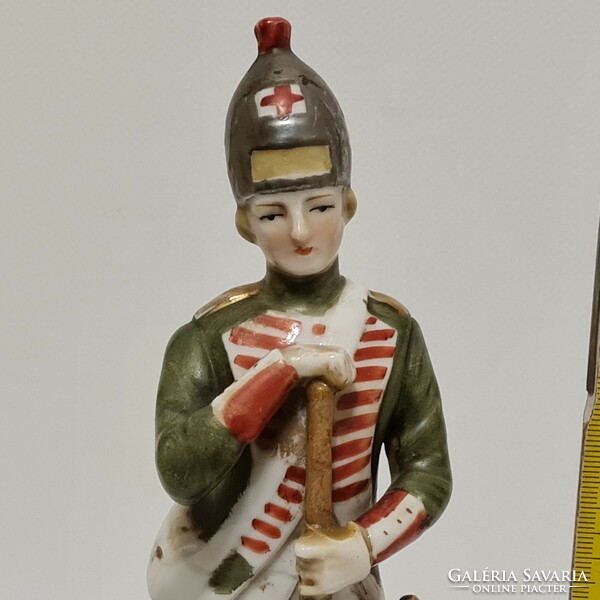 Német fegyverén támaszkodó katona porcelán figura (2906)