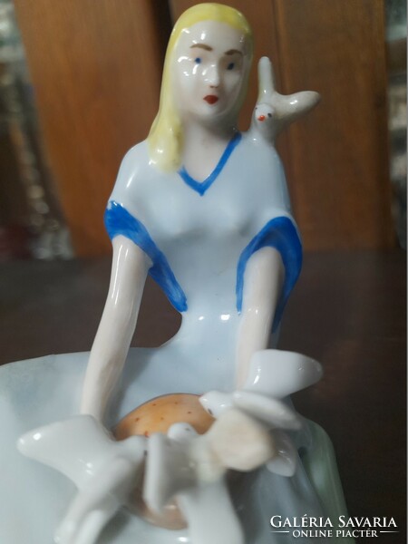 Ritka Drasche Kézi Festésű Galambokat Etető Hamupipőke Porcelán Figura.8.5 cm.