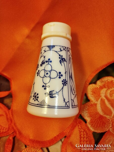 German porcelain salt and pepper shaker with Immortelle pattern
