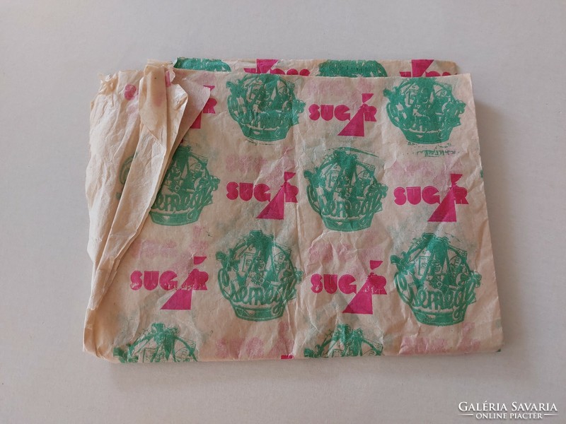 Retro wrapping paper beam treat