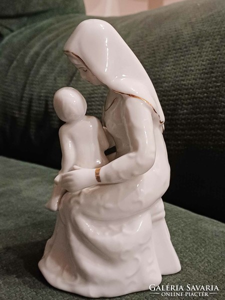 Anya gyermekével bájos porcelán szobor