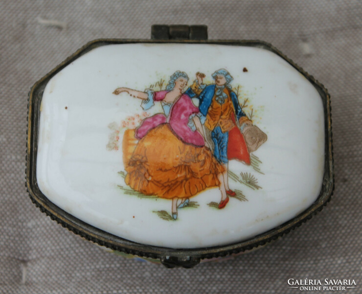 Festett, XIX. századi porcelán ékszertartó doboz
