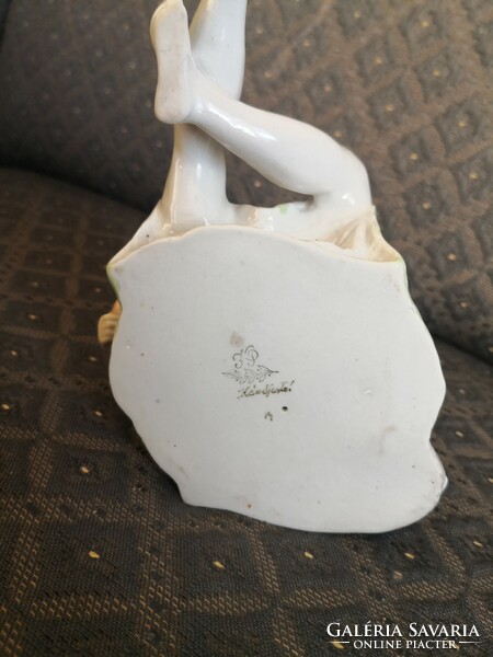 Élethű Hamupipőke a segítségére siető galambbal, Kőbányai porcelán