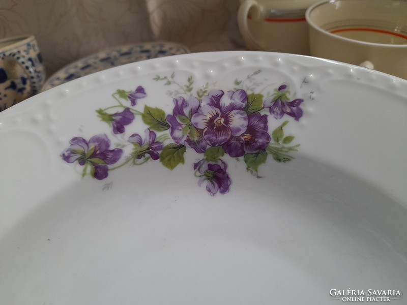 Wall plate with violet pearls