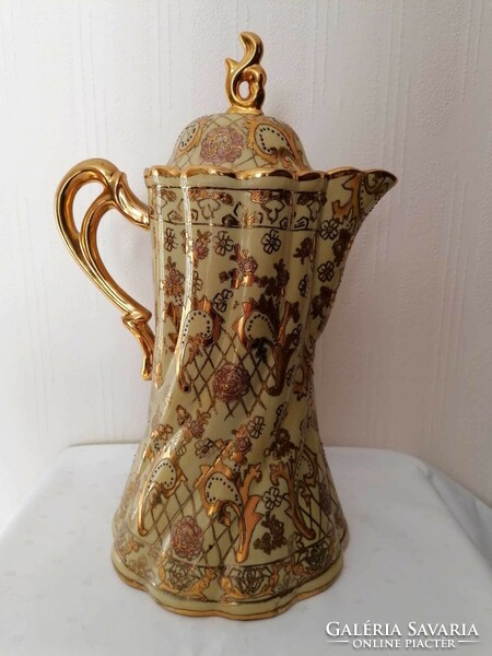 Covered Chinese jug with gold painting
