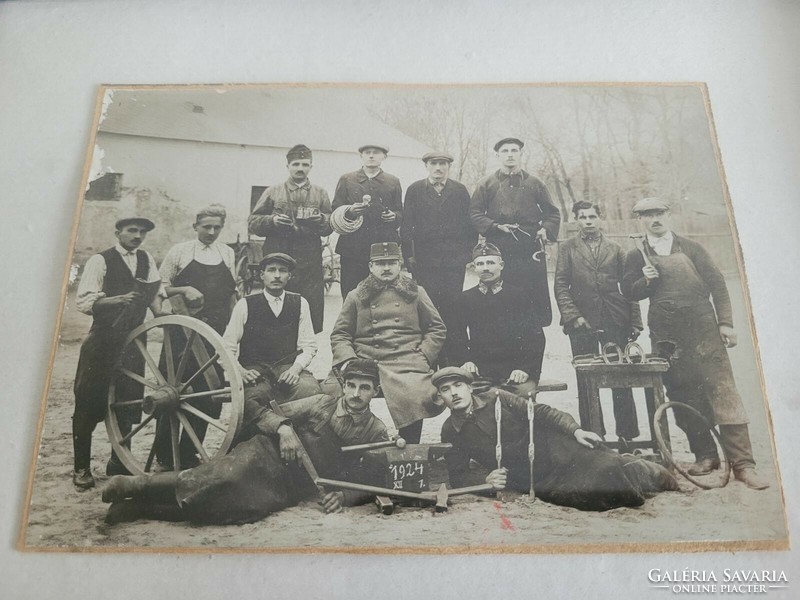 Régi csoportkép 1924 kovács mesterek lópatkoló kovácsok katona fotó