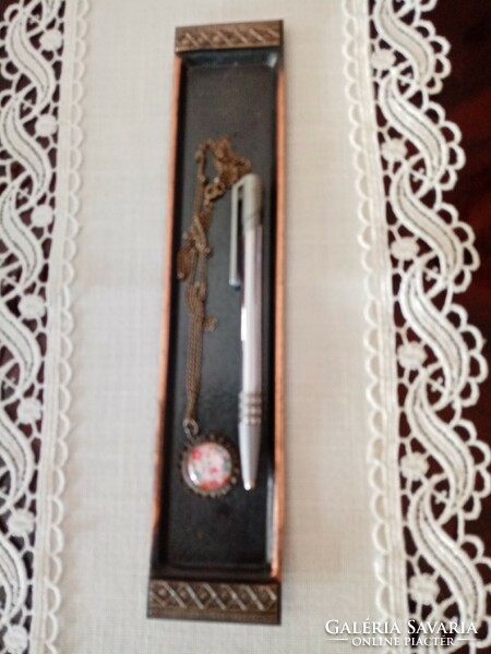 Régi magyar ötvös  iparművészeti vörös réz tálca íróasztalra  + réz lánc medállal + finn toll