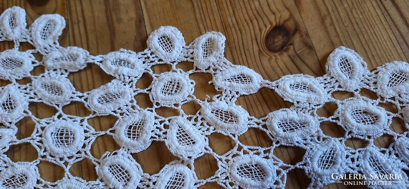 Crocheted flower patterned lace running porcelain, under decorative object 100 x 30 cm.