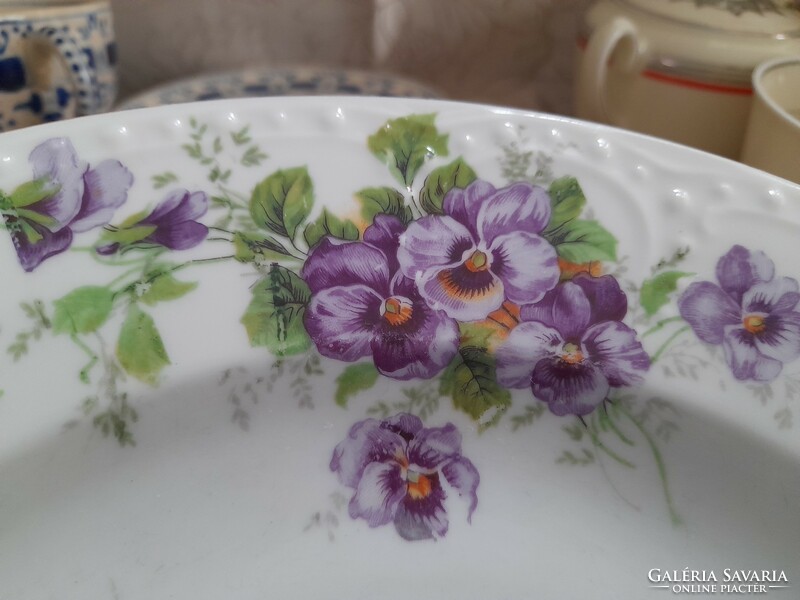 Wall plate with violet pearls
