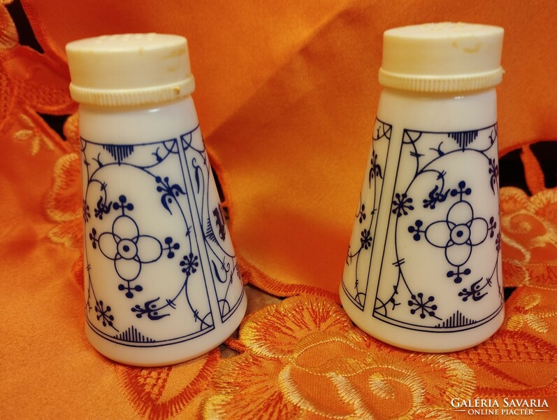 German porcelain salt and pepper shaker with Immortelle pattern